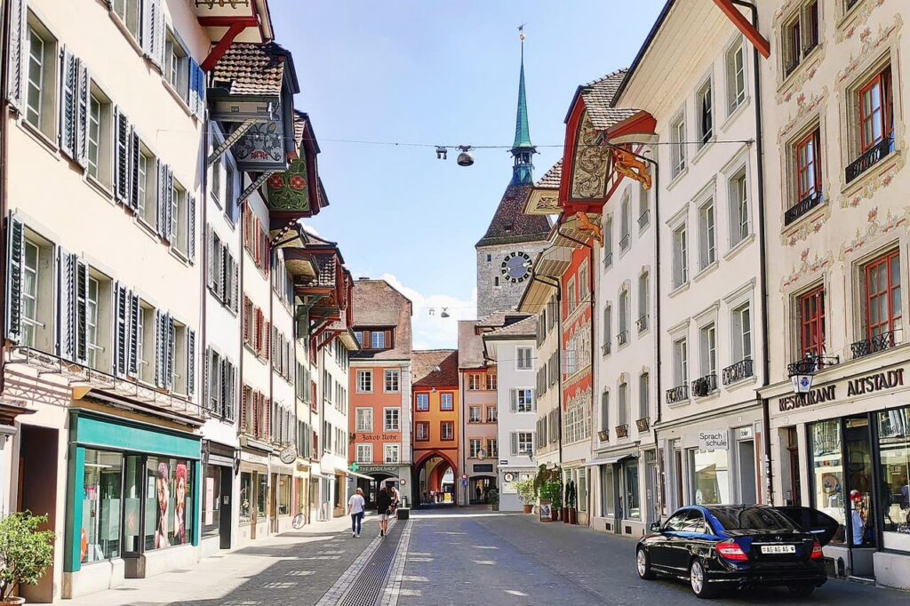 La Rathausgasse dans la vieille ville d’Aarau, avec ses avant-toits peints et la tour Oberer Turm