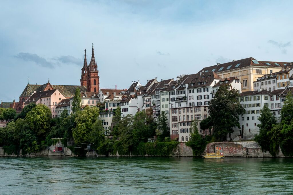 La cathédrale de Bâle et les maisons de la vieille ville au-dessus du Rhin, vues depuis la rive du Petit-Bâle