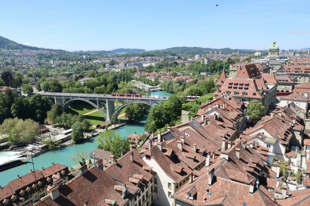 Blick über die Dächer der Berner Altstadt auf die Aare, die Kirchenfeldbrücke und das Bundeshaus