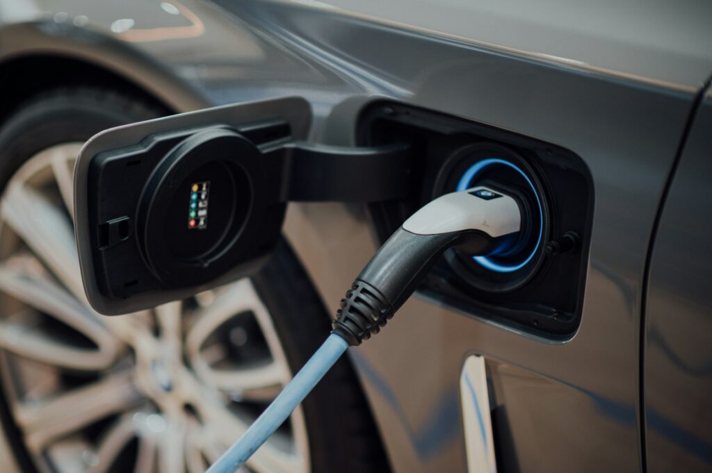 Ladekabel steckt im Ladeanschluss eines Elektroautos