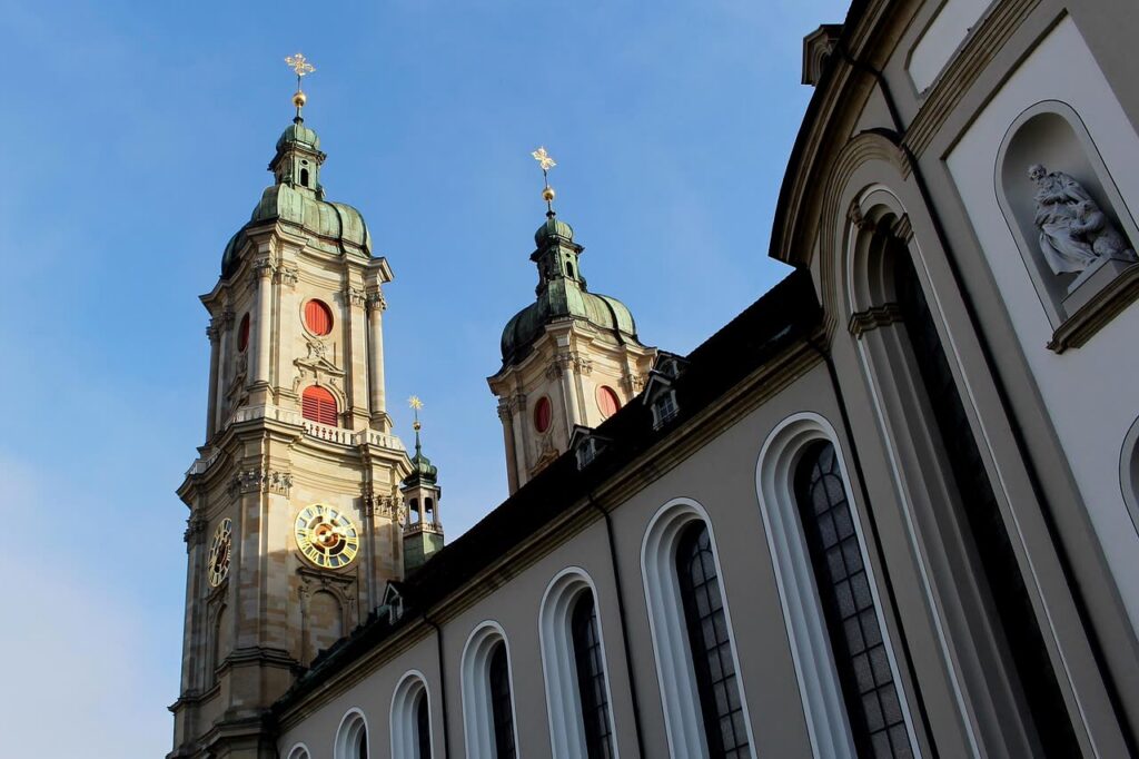 Die beiden Türme der Kathedrale St. Gallen vor blauem Himmel