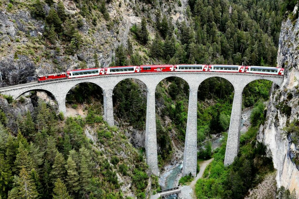Ein roter Zug der Rhätischen Bahn auf dem Landwasserviadukt bei Filisur