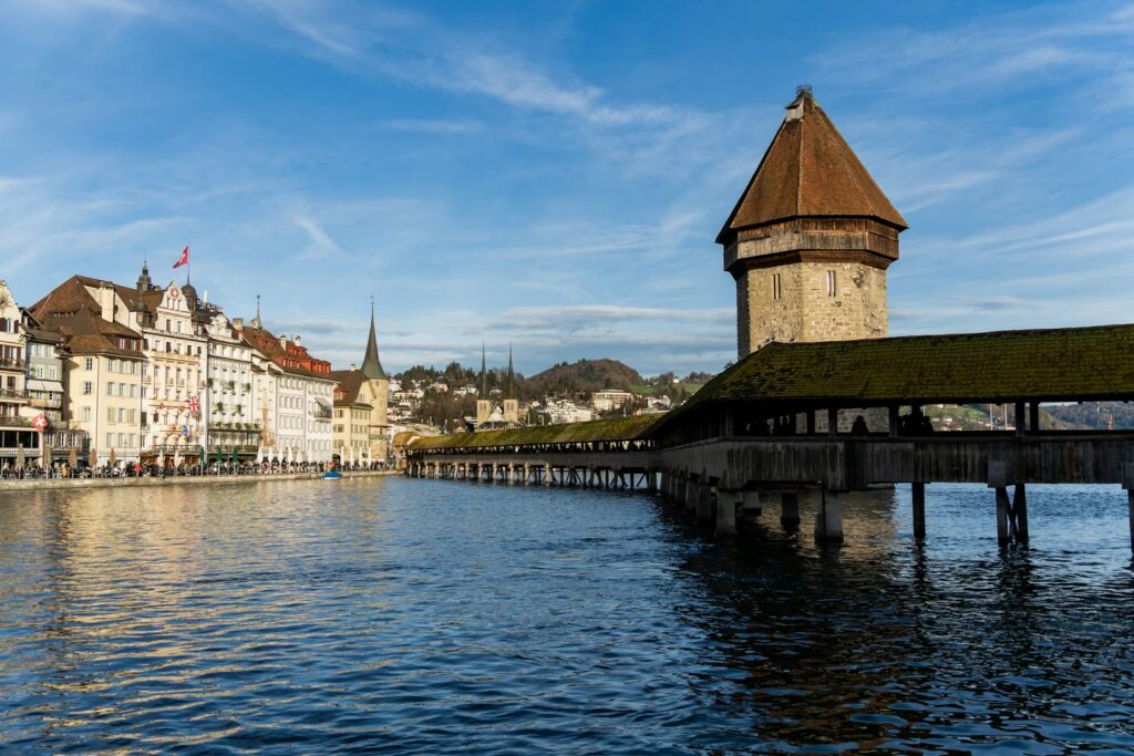 Kapellbrücke und Wasserturm in Luzern, dahinter die Häuser der Altstadt