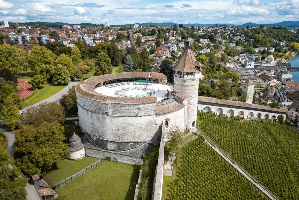 Le Munot à Schaffhouse avec son vignoble, la vieille ville et le Rhin, vus du ciel