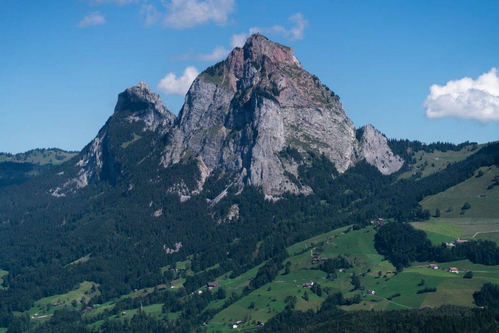 Der Grosse und der Kleine Mythen über den Wäldern und Alpweiden von Schwyz