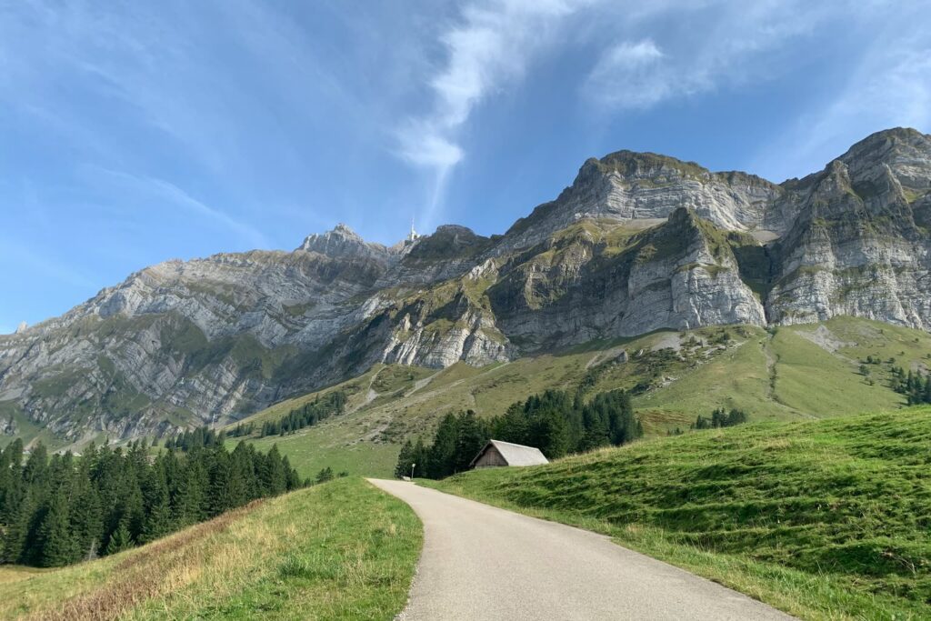 La parete nord del Säntis vista dalla Schwägalp, in primo piano una baita d’alpeggio e una stradina alpina