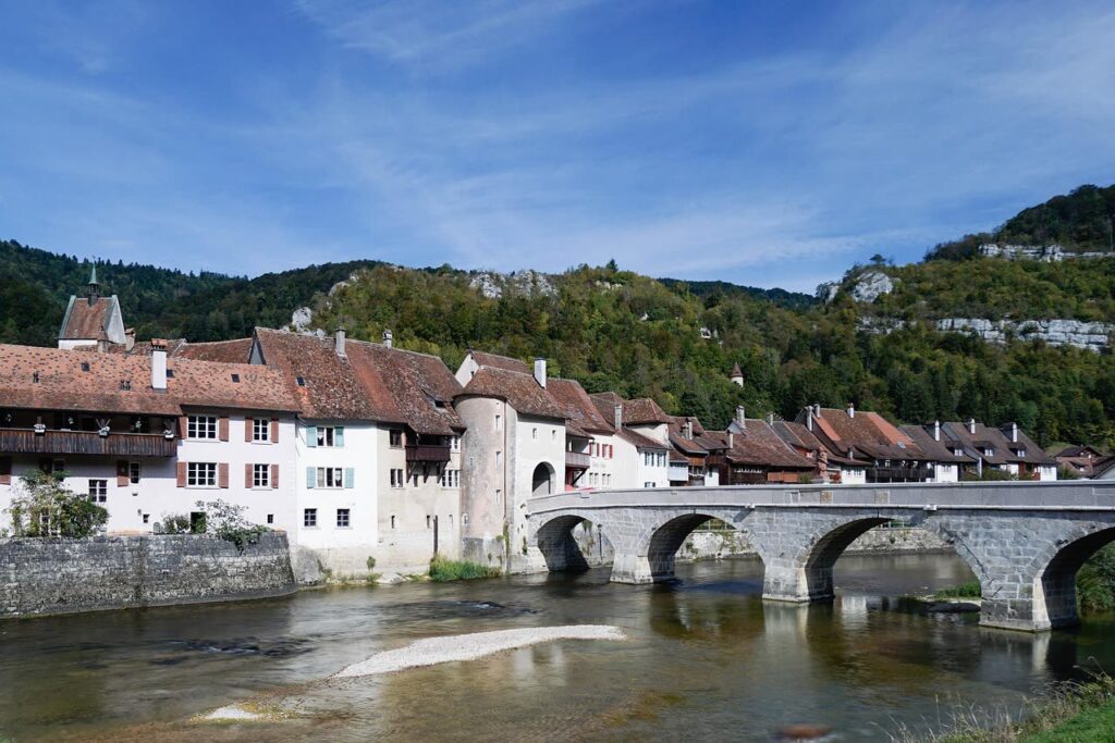 Saint-Ursanne am Doubs mit der steinernen Brücke und den Häusern der Altstadt