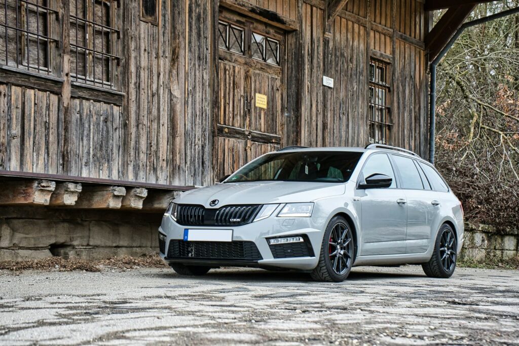 Skoda Octavia Combi grise devant une vieille remise en bois