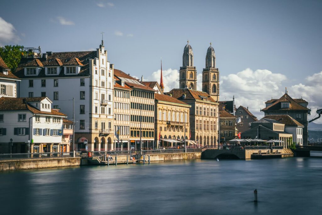 Das Limmatquai in Zürich mit den Doppeltürmen des Grossmünsters über der Limmat