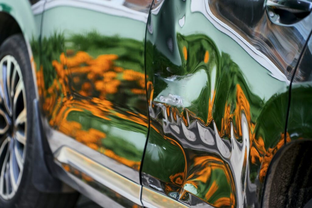 Portière de voiture vert foncé cabossée