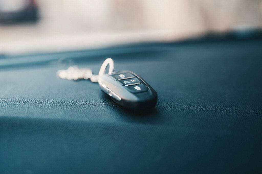 Clé de voiture avec télécommande posée sur un tableau de bord